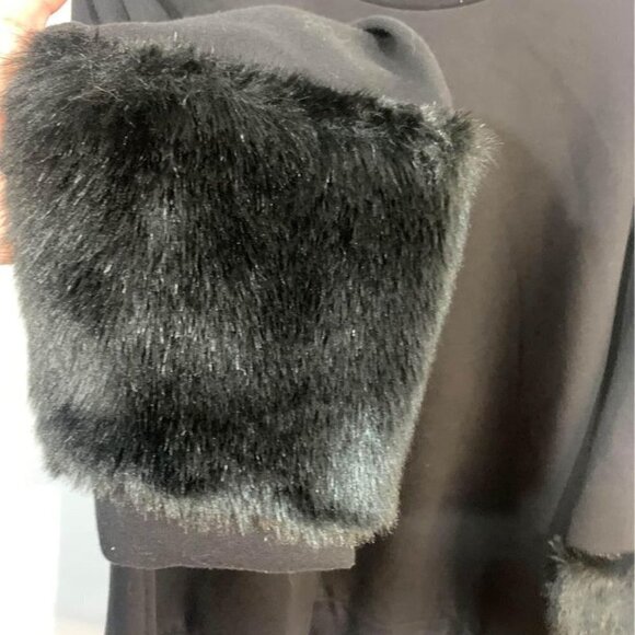 VERA WANG woman’s sweatshirt with faux fur wrists. Gorgeous! Crew neck. XXL. Bla - Picture 3 of 10